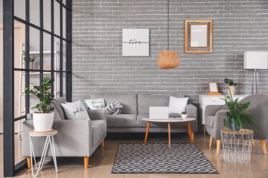 Oturma odasının iç dekorasyonu çok şık.