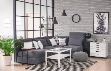 Oturma odasının iç dekorasyonu çok şık.