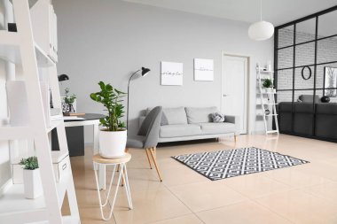 Oturma odasının iç dekorasyonu çok şık.