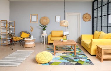 Oturma odasının iç dekorasyonu çok şık.