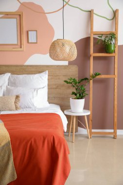 Modern yatak odasının iç dekorasyonu.