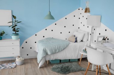 Rahat yataklı, modern çocuk odası.