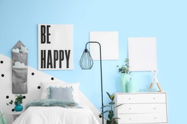 Rahat yataklı, modern çocuk odası.