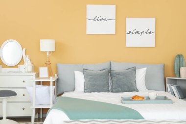 Rahat yataklı, şık bir yatak odası.