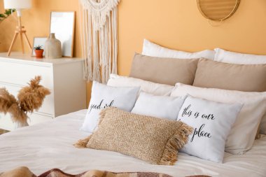 Rahat yataklı, şık bir yatak odası.