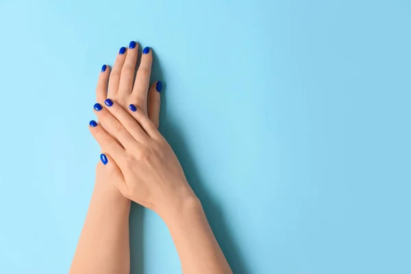 Mãos Com Bela Manicure Fundo Cor — Fotografia de Stock