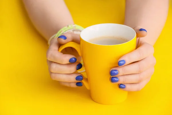 Mãos Femininas Com Bela Manicure Xícara Café Fundo Cor — Fotografia de Stock