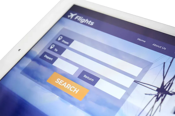 태블릿 컴퓨터 화면에 온라인 서비스의 페이지 클로즈업 — 스톡 사진