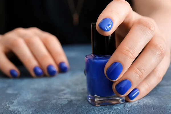 Mujer Con Hermosa Manicura Esmalte Uñas Mesa Primer Plano — Foto de Stock