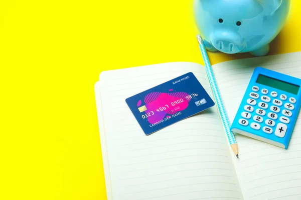 Cuaderno Con Tarjeta Crédito Calculadora Alcancía Sobre Fondo Color — Foto de Stock