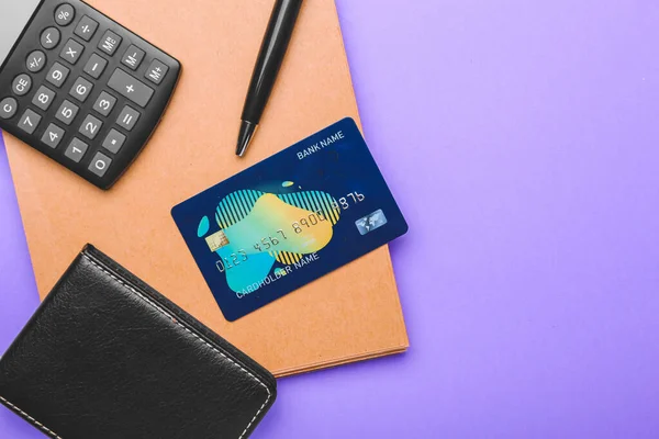 彩色背景的信用卡 计算器 钱包和笔记本 — 图库照片