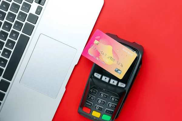 Laptop Payment Terminal Credit Card Color Background — Stock Photo, Image