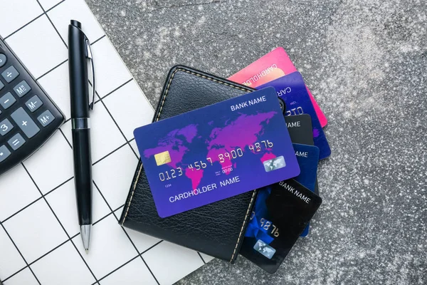Carteira Cartões Crédito Notebook Fundo Cinza — Fotografia de Stock