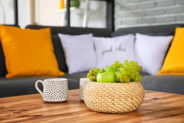 Wicker Basket Grapes Table Living Room — Stock Photo, Image
