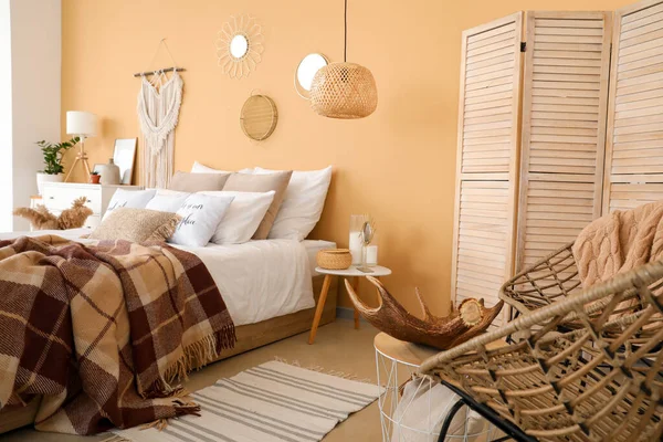 快適なベッドルームとベッドルームのスタイリッシュなインテリア — ストック写真