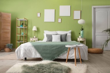 Rahat yataklı, şık bir yatak odası.