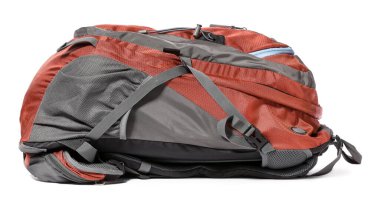 Beyaz arka planda modern turistlerin sırt çantası