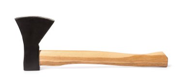 Beyaz arkaplanda tahta saplı balta