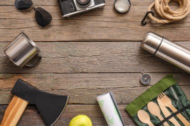 Ahşap arkaplanda yürüyüş yapmak için malzemelerden yapılmış çerçeve