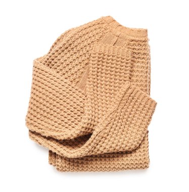 Beyaz arka planda katlanmış süveter