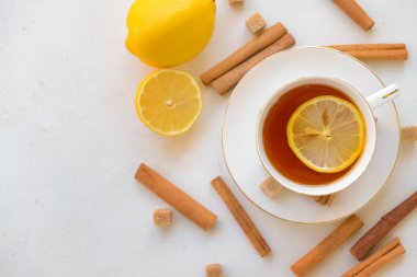 Tarçınlı çay ve hafif arka planda limon.