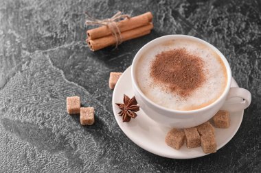 Tarçınlı ve koyu arkaplanda lezzetli bir kahve.