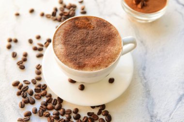 Hafif arka planda tarçınlı lezzetli kahve.