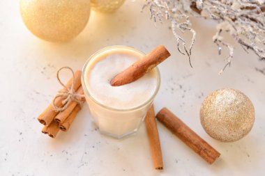 Hafif arka planda tarçınlı lezzetli milkshake.