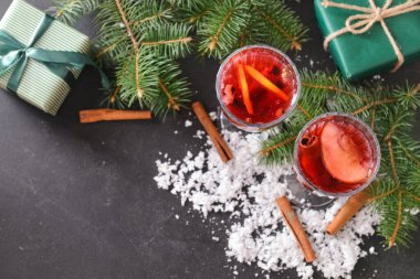 Koyu arkaplanda tarçınlı lezzetli şarap.