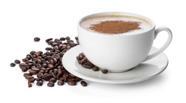 Beyaz arka planda tarçınlı lezzetli kahve.