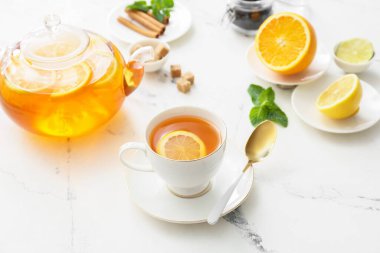 Hafif arka planda sıcak ve sağlıklı bir içecek içeren kompozisyon