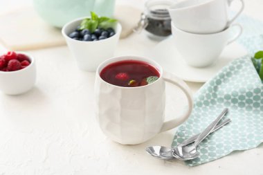 Hafif arkaplanlı bir fincan sıcak çay.