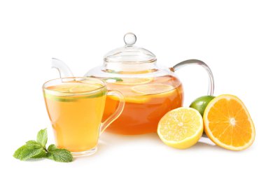 Beyaz arka planda bir fincan sıcak ve sağlıklı çay ile kompozisyon