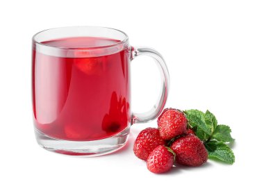 Beyaz arka planda çilekli ve naneli bir fincan sıcak çay.