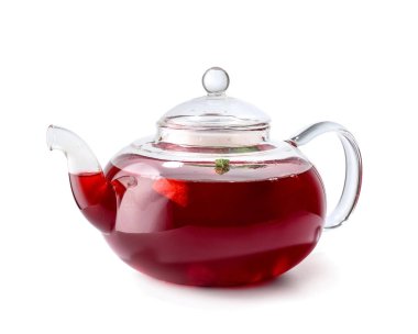 Beyaz arka planda sıcak meyve çayı ile çaydanlık