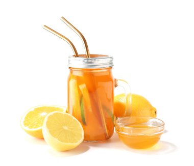 Mason kavanozu beyaz arka planda soğuk soğuk çay.