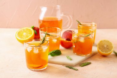 Hafif arka planda bir bardak lezzetli buzlu çay