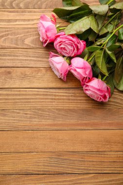 Ahşap arka planda güzel pembe güller