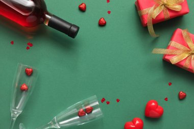 Renkli arkaplanda Sevgililer Günü için kompozisyon