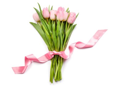 Beyaz arka planda bir buket güzel çiçek