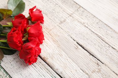 Beyaz ahşap arka planda güzel güller.