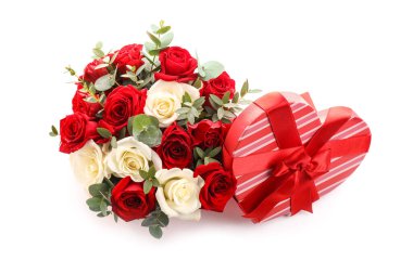 Beyaz arka planda güzel çiçekli hediye kutusu