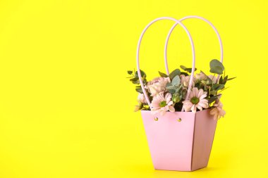 Renkli arka planda güzel çiçekli sepet