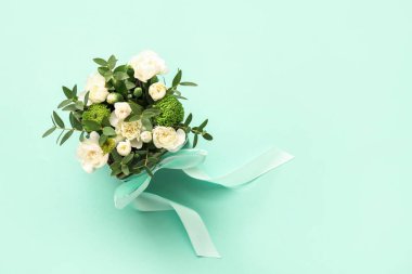 Renkli arkaplanda güzel çiçekler olan hediye kutusu