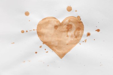 Beyaz kağıda boyanmış kalp
