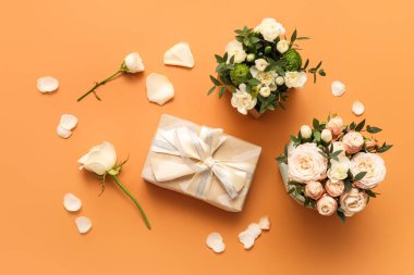 Arkaplanda hediye kutusu ve güzel çiçekler