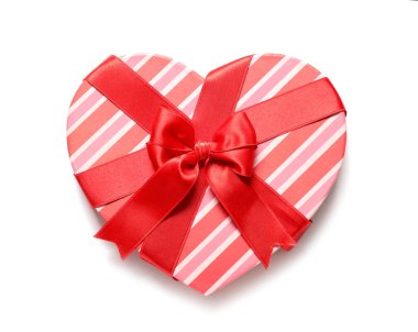 Beyaz arkaplanda kalp şeklinde bir hediye kutusu