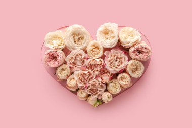 Renkli arka planda güzel çiçeklerden yapılmış kalp