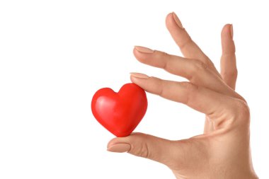 Beyaz arka planda kırmızı kalpli bir el.