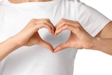 Kadın elleriyle kalp yapıyor, yakın plan.